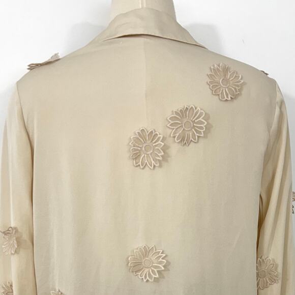 Elie Tahari Silk Button-Down Shirt Jaslynn 3D Floral Applique Blouse Top Cream M - Picture 7 of 10